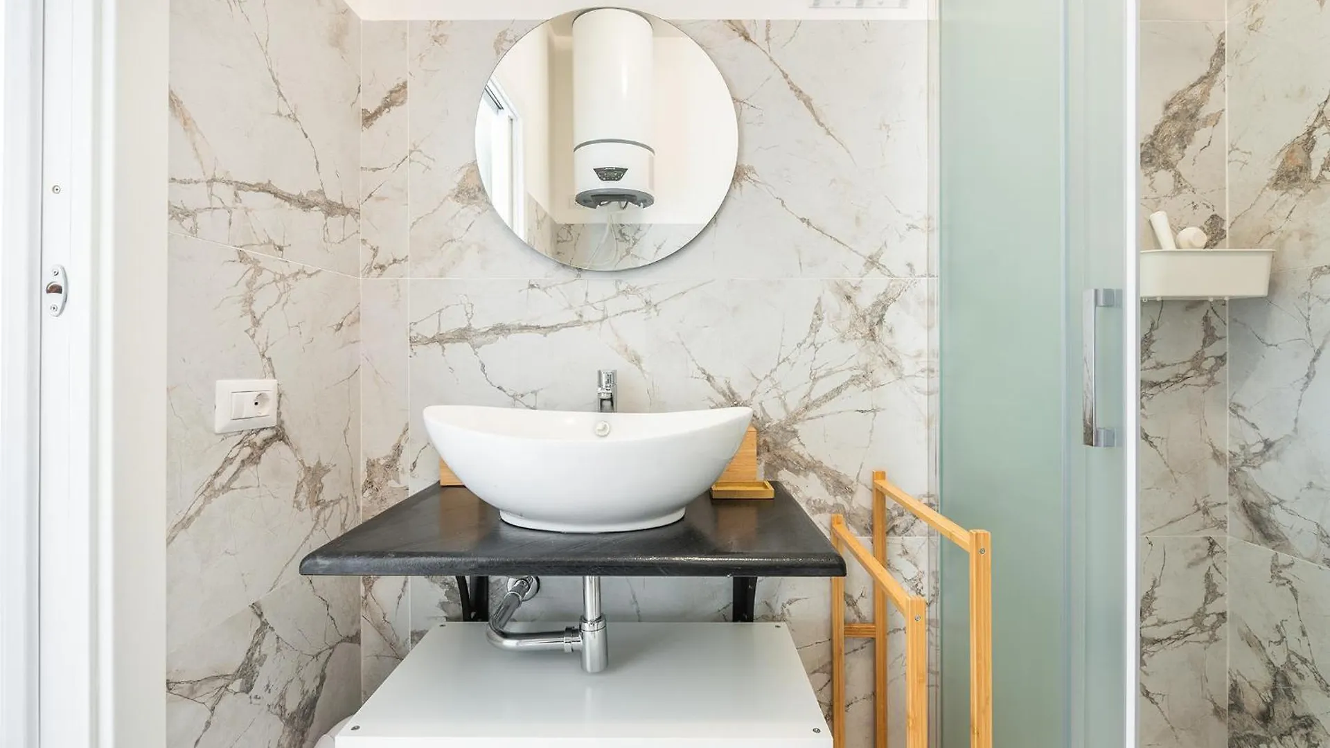 Artful Modern Escape Apartment Cagliari